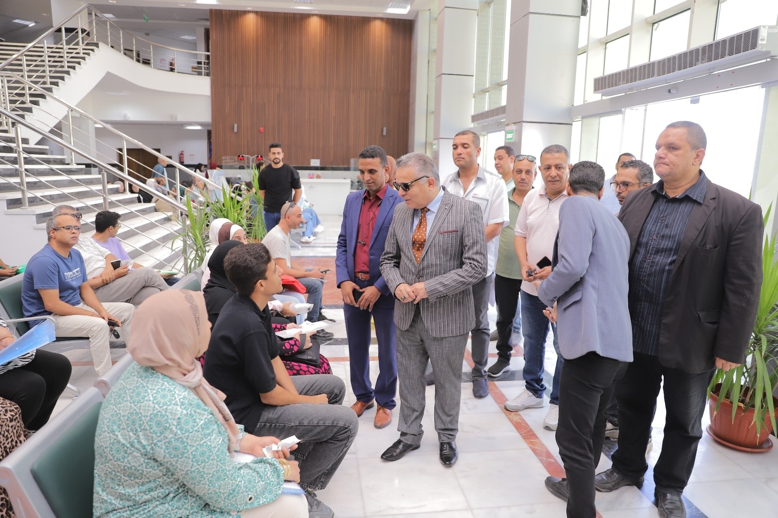 رئيس جامعة السويس الأهلية يتابع أول أيام استقبال أوراق الطلاب المقبولين 